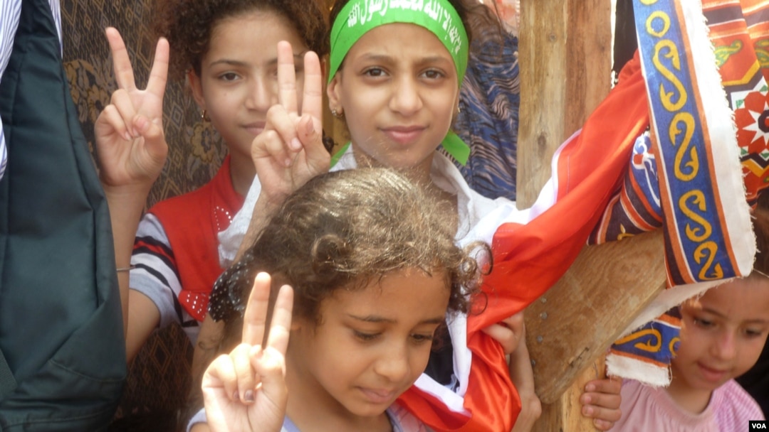 Anak-anak perempuan menunjukkan dukungan mereka terhadap mantan pemimpin Mesir Mohamed Morsi di Kairo (12/7). (VOA/Nagwa el-Hamzawi)