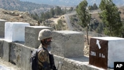 Tentara Pakistan berjaga di pagar yang baru didirikan di antara perbatasan Pakistan dan Afghanistan di Angore Adda, Pakistan, 18 Oktober 2017.