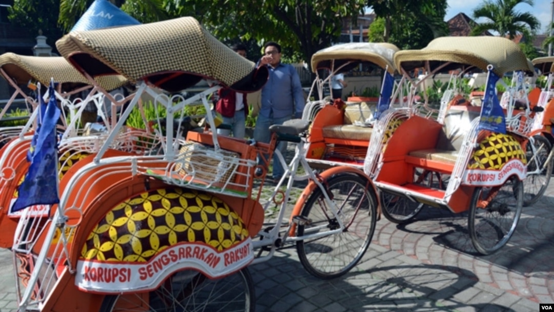 Sejumlah 30 becak anti korupsi diluncurkan di Yogyakarta, 23/4/2014 (Foto VOA/ Munarsih Sahana).