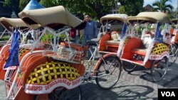 Sejumlah 30 becak anti korupsi diluncurkan di Yogyakarta, 23/4/2014 (Foto VOA/ Munarsih Sahana).