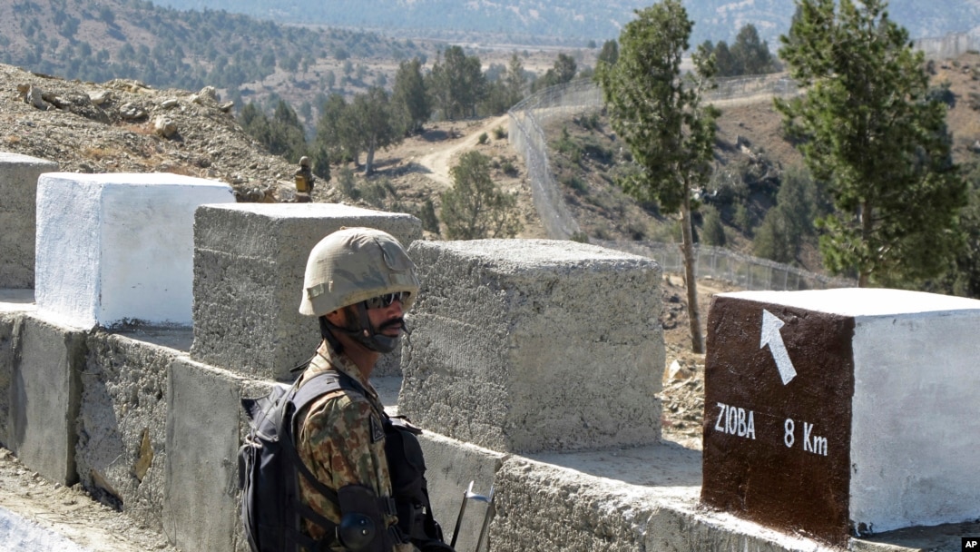 Tentara Pakistan berjaga di pagar yang baru didirikan di antara perbatasan Pakistan dan Afghanistan di Angore Adda, Pakistan, 18 Oktober 2017.