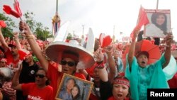 Migrants arrive at the Hungarian-Austrian border in Nickelsdorf, Austria, Sept. 5, 2015, where they came from Budapest. 