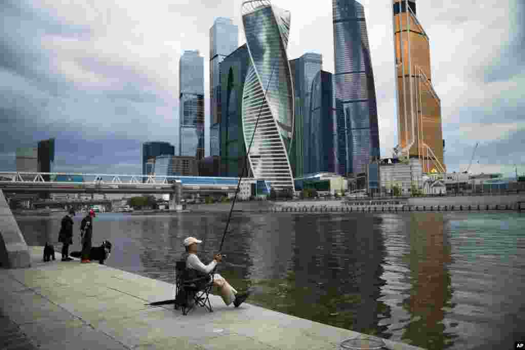 ماهیگیری در رود موسکوا در کنار شهر مسکو در روسیه.