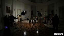 Президент России Владимир Путин дает интервью американскому телеведущему Такеру Карлсону в Москве, Россия, 6 февраля 2024 года.