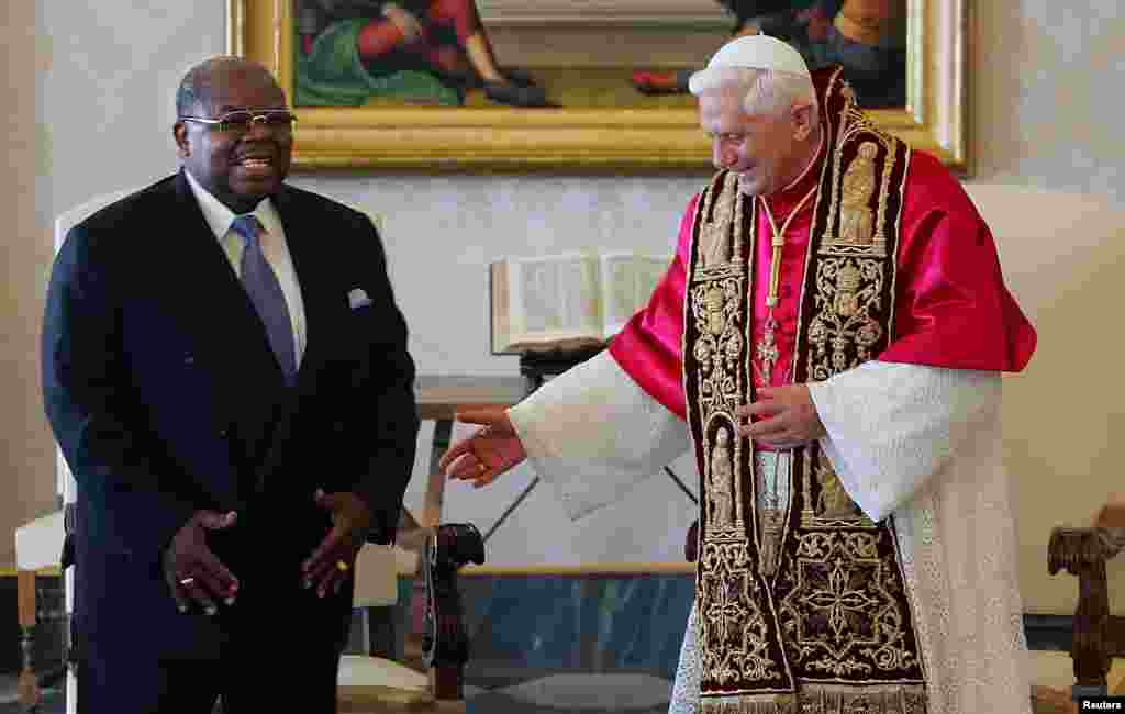 Papa Benedict wa XVI alipokutana na Rais Benjamin Mkapa mjini Vatican Octoba 1, 2005.