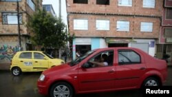 Karen Londoño, una conductora de Uber, conduce su automóvil por una calle central en Bogotá, Colombia, 28 de enero de 2020.