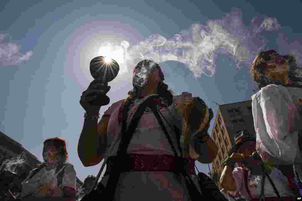 Una mujer quema incienso durante una marcha por el Día Internacional de la Mujer en Santiago, Chile, el sábado 8 de marzo de 2025. (Foto AP/Esteban Felix)