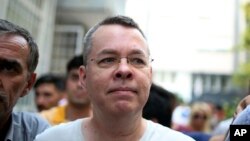 Andrew Craig Brunson, pendeta evangelis dari Black Mountain, North Carolina, tiba di rumahnya di Izmir, Turki, 25 Juli 2018. (Foto: dok).