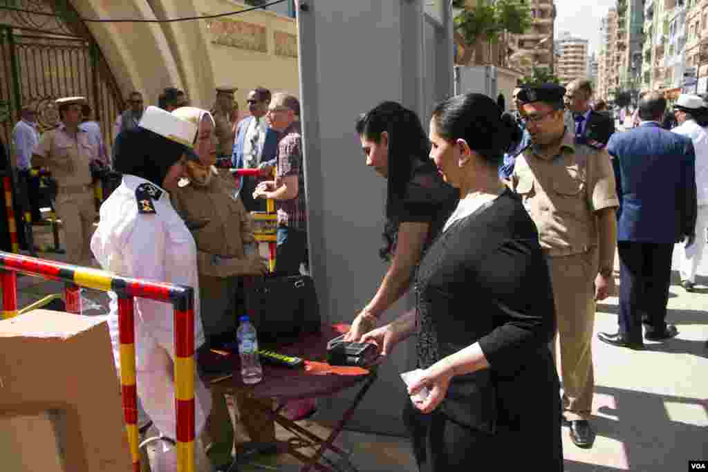 Security guards are checking women coming to attend the vigil in Mar Girgis church in Tanta, Egypt, Saturday, May 20, 2017. (H. Elrasam/VOA)