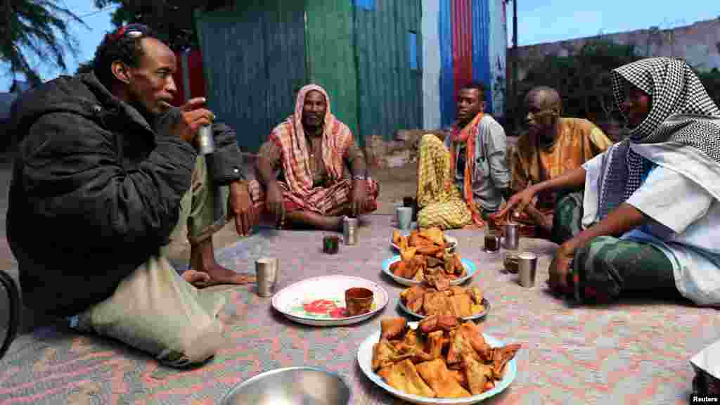 Musulmi Mazan Somalia suna cin abun buda baki a zangon da aka kafa musu a Magadushu. Somalia May 7, 2019. REUTERS/Feisal Omar