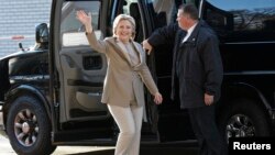 Hillary Clinton ageze kw'ishuri ry'ibanze ry'ahotwa Grafflin mu mujyi wa Chappaqua muri leta ya New York, tariki ya munani y'ukwezi kwa 11, 2016.