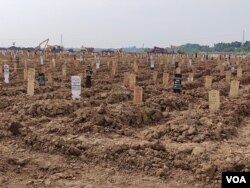 Makeshift grave markers are seen at a cemetery for COVID-19 victims in TPU Rorotan, north Jakarta, Indonesia, July 8, 2021. The 8,000 square meter plot of land, which saw its first funerals in March, is now almost full. (Indra Yoga/VOA Indonesian)