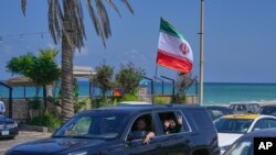 پرچم جمهوری اسلامی بر بالای اتومبیلی از افراد حزب‌الله در شهر سیدون در جنوب لبنان (آرشیو)