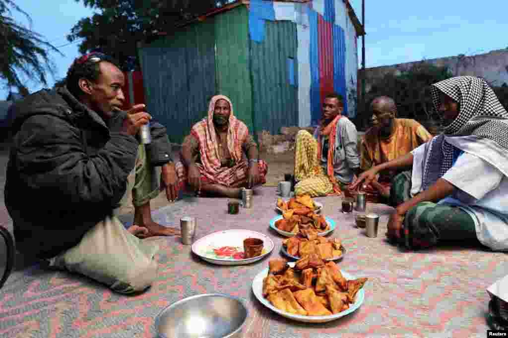 Para pengungsi muslim Somalia berbuka puasa di kamp pengungsian di Mogadishu, Somalia, 7 Mei 2019. (Foto: Reuters)