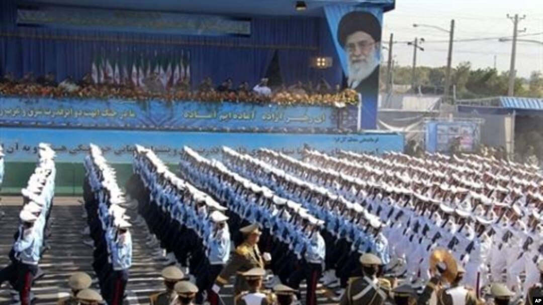 نمایشی سه‌ربازی له‌ تاران به‌ بۆنه‌ی 30 هه‌مین سـاڵیادی شه‌ڕی عێراق - ئێران، چوارشه‌ممه‌ 22 ی نۆی 2010