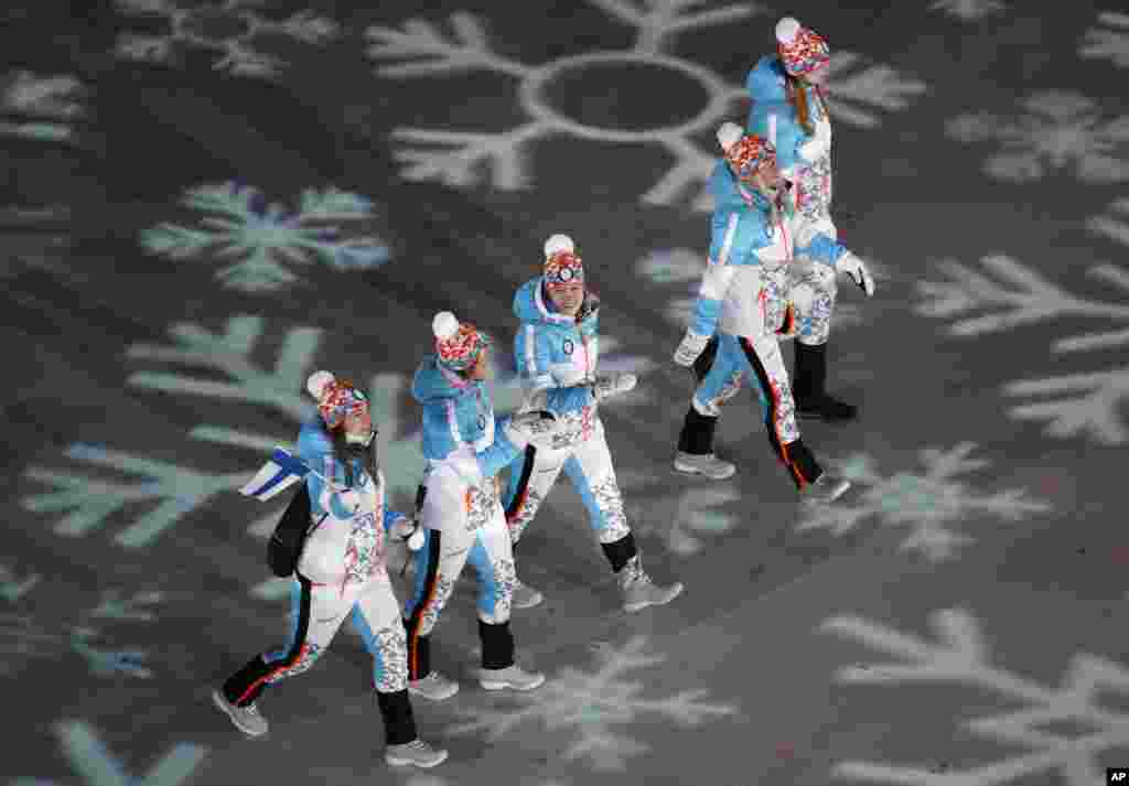 Atletas finlandeses entran al estadio durante la ceremonia de clausura de los Juegos Olímpicos de Invierno de 2018 en Pyeongchang, Corea del Sur, el domingo 25 de febrero de 2018.