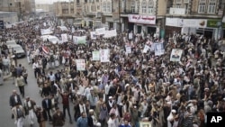 Thousands of protesters march during a demonstration demanding the prosecution of Yemen's President Ali Abdullah Saleh in Sana'a, Nov. 24, 2011.