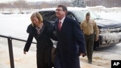 Ashton Carter, bakanlığının ilk gününde eşi Stephanie'yle Pentagon merdivenlerinden çıkarken