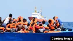 Yon Bato Migran ki Bloke sou Lanmè Meditèrane ak Plis pase 100 Pasaje, Pami yo 67 Minè Ki pa Akonpaye.Twitter/SOS Mediterranean.