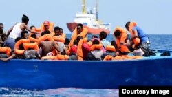 116 personnes -dont 67 mineurs non accompagnés- originaires en majorité de la Somalie et l’Erythrée, secourues lors d’une opération de sauvetage du navire humanitaire Aquarius, en Méditerranée, 10 août 2018. (Twitter/ SOS Méditerranée et MSF)