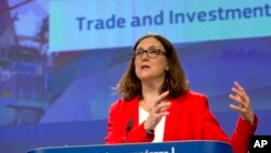 Komisaris Perdagangan Uni Eropa, Cecilia Malmstroem berbicara di Brussels, Belgia.