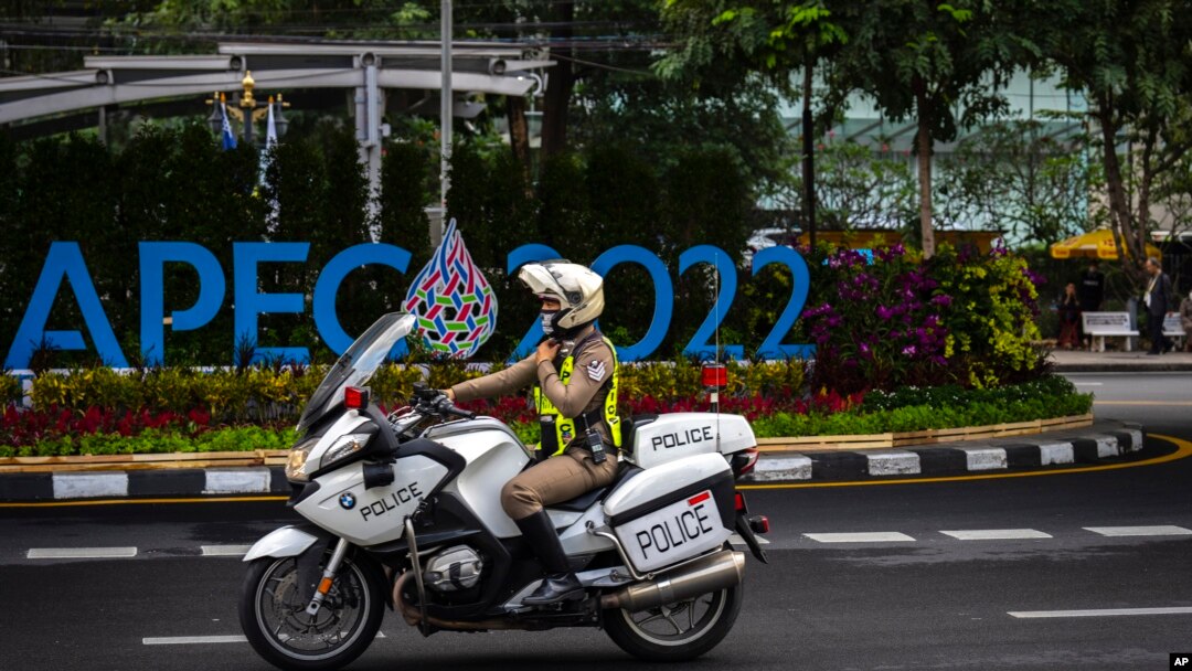 2022年11月16日，一名泰國警察在亞太經合組織（APEC)領導人峰會會場附近巡邏。