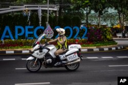 Seorang polisi berpatroli dengan sepeda motor di dekat lokasi KTT APEC di Bangkok, Thailand, Rabu, 16 November 2022. (Foto: AP/Anupam Nath)