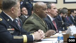2015年2月3日华盛顿： 国防情报局主任海军陆战队中将文森特·斯图尔特(中)在众议院军事委员会有关全球威胁作证 (国防部照片)