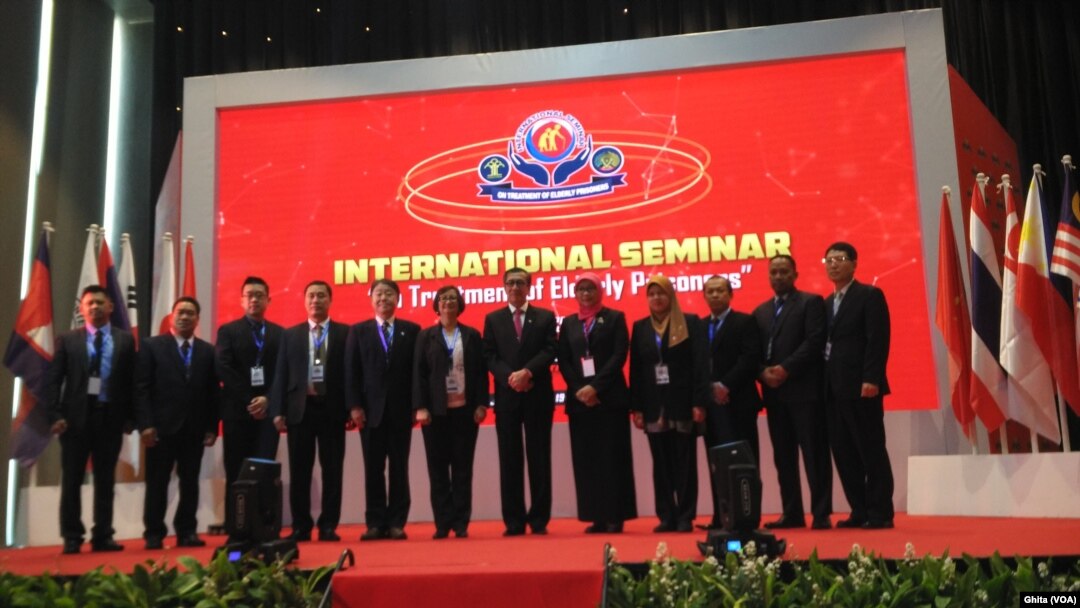 Menteri Hukum dan HAM Yasonna Laoly bersama perwakilan para delegasi dari berbagai negara dan organisasi internasional dalam seminar yang bertajuk “Seminar on Treatment of Elderly Prisoners” di Hotel Grand Mercure Kemayoran , Jakarta, Rabu, 17 Oktober 201