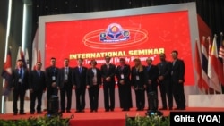 Menteri Hukum dan HAM Yasonna Laoly bersama perwakilan para delegasi dari berbagai negara dan organisasi internasional dalam seminar yang bertajuk “Seminar on Treatment of Elderly Prisoners” di Hotel Grand Mercure Kemayoran , Jakarta, Rabu, 17 Oktober 201