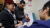 Matilde Gonzalez (kiri) dan Cesar Calles, membawa bayi mereka, Cesar Julian Calles (10 bulan) untuk mendapatkan suntikan vaksin flu di sebuah klinik di Seattle, Washington (foto: ilustrasi). 