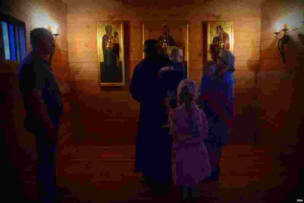 Вечерняя молитва в часовне (Абрахам Клагстон с женой и детьми и Андрей Медведев)