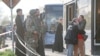 Thường dân sơ tán khỏi thành phố Mariupol của Ukraine