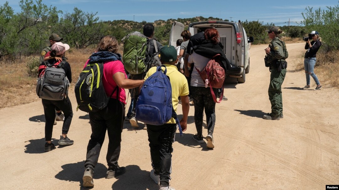 Migrantes suben a un auto para ser transportados a un área de estacionamiento, después de que el presidente estadounidense Joe Biden anunciara un amplio esfuerzo de aplicación de la seguridad fronteriza, en Jacumba Hot Springs, California, Estados Unidos, el 10 de junio de 2024.