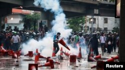 Police, Anti-Government Demonstrators Clash in Bangkok 