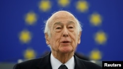 Mantan presiden Perancis Valery Giscard d'Estaing saat berpidato di Parlemen Eropa, di Strasbourg, Perancis, 13 Januari 2009. (Foto: Reuters)