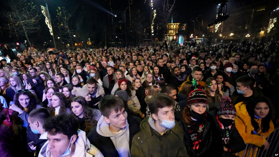 Ljudi slave doček Nove godine, u Beogradu, 31. decembra 2021. Masovna okupljanja i slavlje na trgovima dozvoljeni su u Beogradu kao ni u jednom drugom gradu u Evropu, uprkos širenju omikron varijante Kovida 19. (Foto: AP, Darko Vojinović)