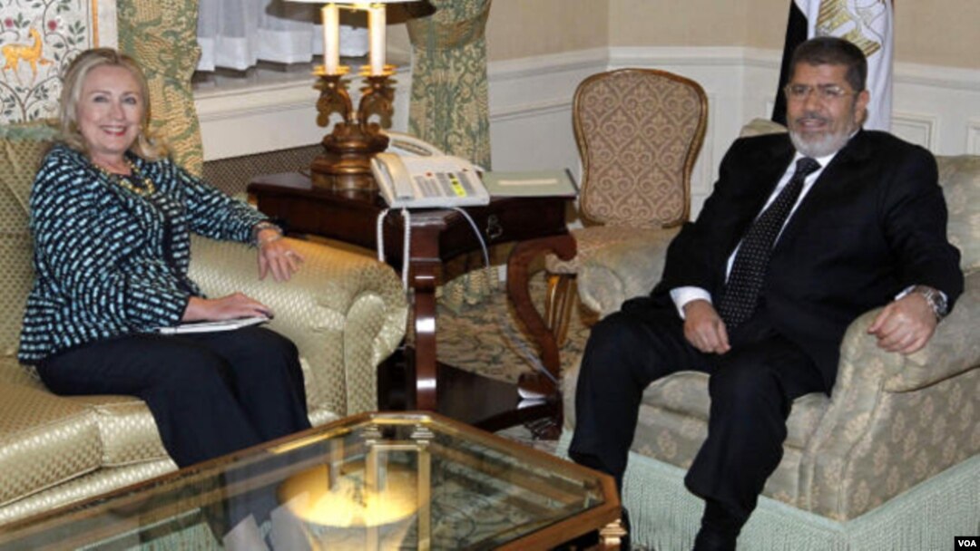 Menlu AS Hillary Clinton dan Presiden Mesir Mohamed Morsi melakukan pembicaraan mengenai hubungan kedua negara di New York (24/9).