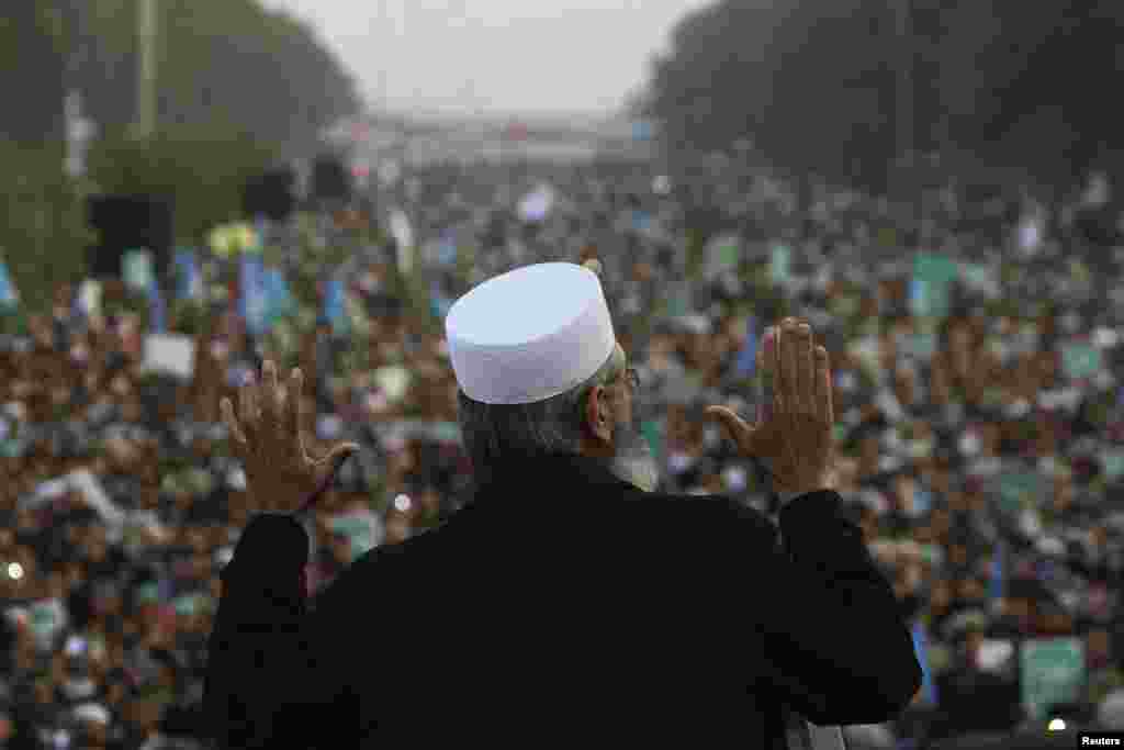 Siraj ul Haq, head of Pakistan&#39;s political and religious party Jama&#39;at e Islami, speaks at a protest in Islamabad against satirical French weekly newspaper Charlie Hebdo, which featured a cartoon of the Prophet Muhammad as the cover of its first edition since an attack by Islamist gunmen.