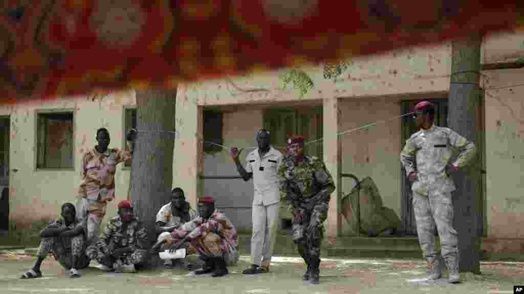 Les troupes tchadiennes observent d&#39;autres forces lors de la cérémonie de clôture de l&#39;opération Flintlock dans une base de l&#39;armée à N&#39;Djamena, au Tchad, lundi 9 Mars 2015.