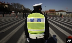 资料照：北京天安门附近的警察和便衣警察在执勤。