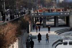 Warga mengenakan masker saat jeda makan siang di Cheonggye, pusat kota Seoul, Korea Selatan, 4 Januari 2021.