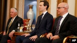 Foto tomada en Riad en la que aparecen el secretario de Estado, Rex Tulleron, el asesor de la Casa Blanca, Jared Kushner, y el asesor de seguridad nacional, H.R. McMaster.