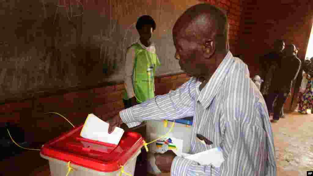 Un homme met son bulletin de vote dans l&#39;urne lors des élections à Bangui, en République centrafricaine, le mercredi 30 décembre 2015. (AP Photo / Hervé Serefio diaspora)