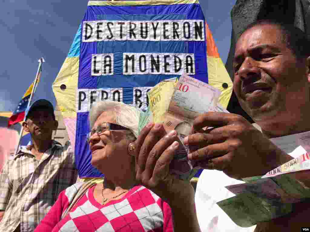 El país suramericano cayó oficialmente en hiperinflación desde diciembre de 2017. De acuerdo a datos de la Asamblea Nacional venezolana, de mayoría opositora, la inflación&nbsp;acumulada en lo que va de año hasta noviembre es de 5.515,6%.​ Foto: Carolina Alcalde - VOA.