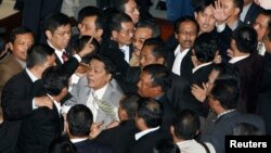 Para anggota Dewan Perwakilan Rakyat (DPR) RI saling menyikut dan mendorong dalam sebuah sidang paripurna (foto: dok).