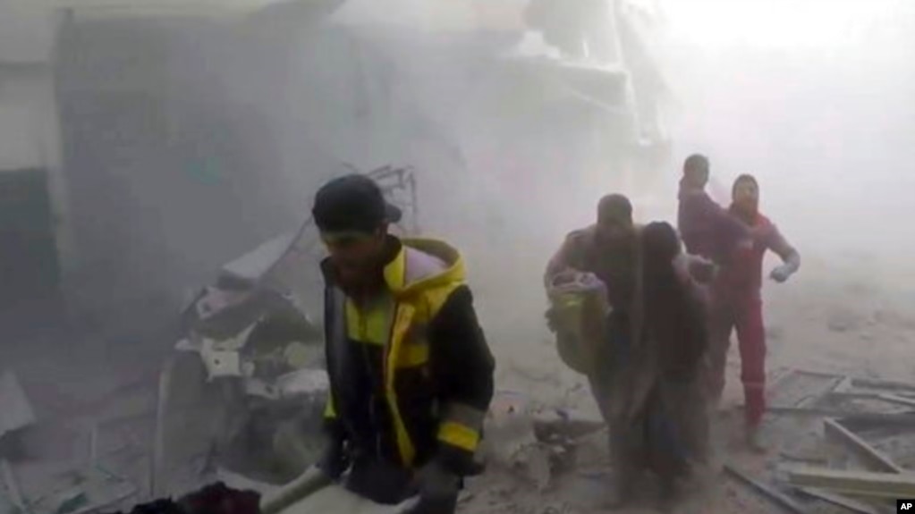 Serangan udara menghantam daerah kantong pemberontak Suriah, Ghouta timur, Sabtu (24/2), menewaskan sedikitnya 24 orang dan meningkatkan jumlah korban sipil dalam satu pekan ini menjadi lebih 500 orang. (Syrian Civil Defense White Helmets via AP).