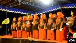 anembrama (kelompok vokal berbahasa Jawa) oleh ibu-ibu anggota PKK Desa Gilangharjo tampil di panggung Lurah, Ngayogjazz 2018 Sabtu malam (17/11). (Foto: VOA/Munarsih Sahana)