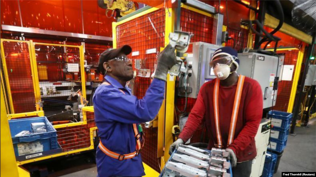 En la foto de archivo, trabajadores de una fábrica examinan piezas en Alfield Industries, subsidiaria de Martinrea, una de los tres generadores de autopartes en Canada, en Vaughan, Ontario. Canada, 28 de abril, 2017. REUTERS/Fred Thornhill/File Photo