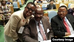 Dr David Parirenyatwa-gurukota rezvehutano (vari pakati)